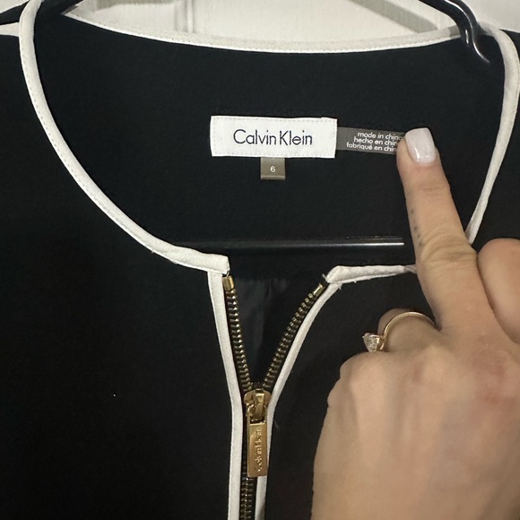 Calvin Klein Black and White Blazer with Elegant Design - Picture 3 of 5